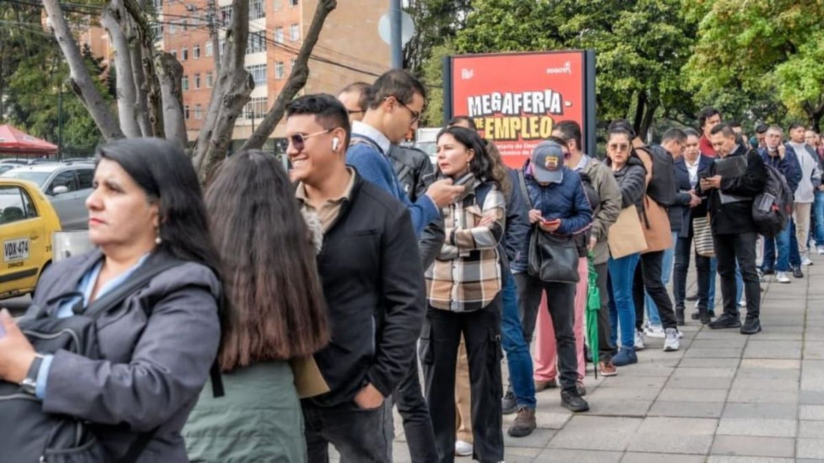 Perdonas haciendo fila en una feria laboral