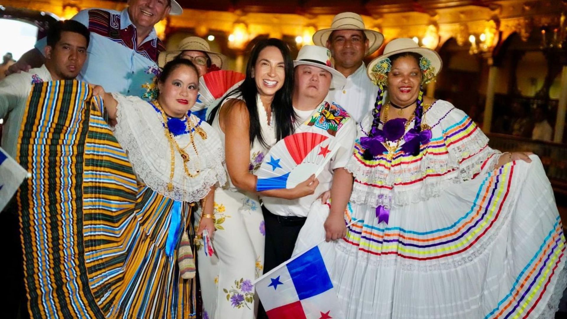 Delegación de Panamá participante del festival