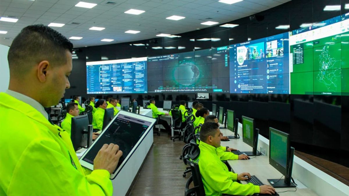 Policías atendiendo llamadas en la línea de emergencia