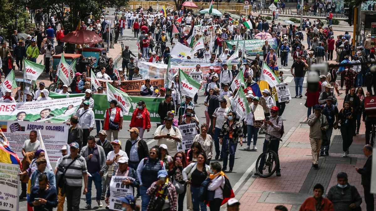 Personas movilizándose por las calles de Bogotá