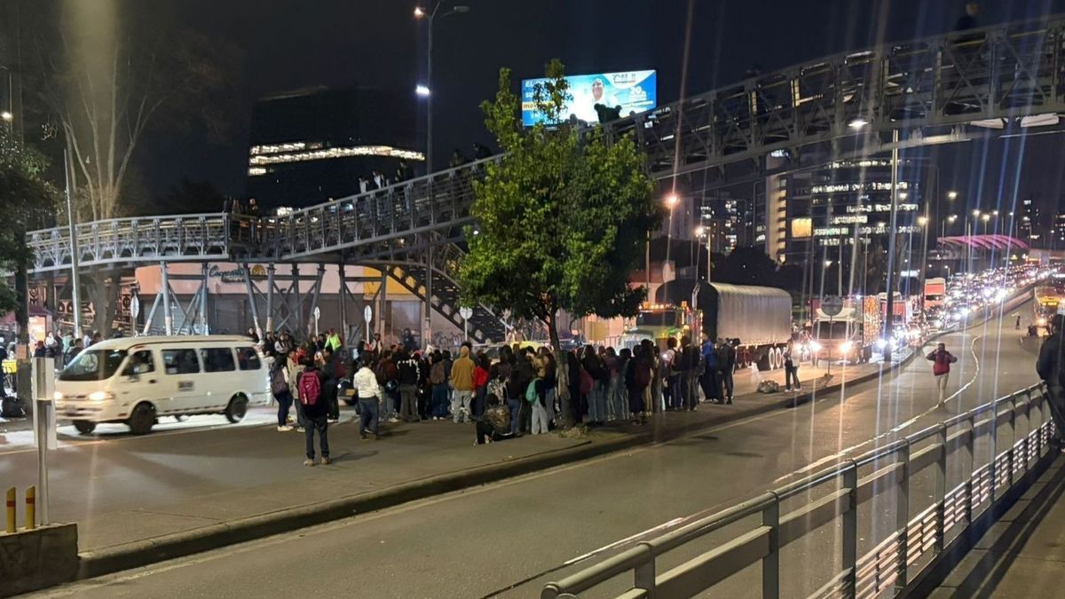 Personas bloqueando la calle 80