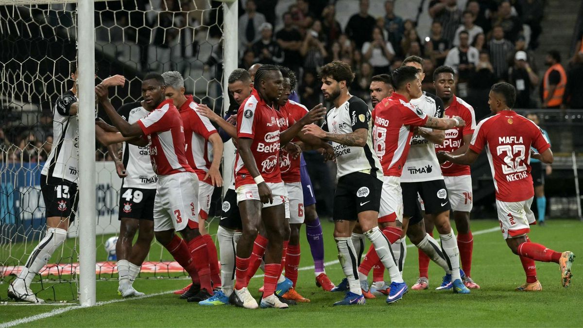 Jugadores de Santa Fe y Corinthians en un tiro de esquina