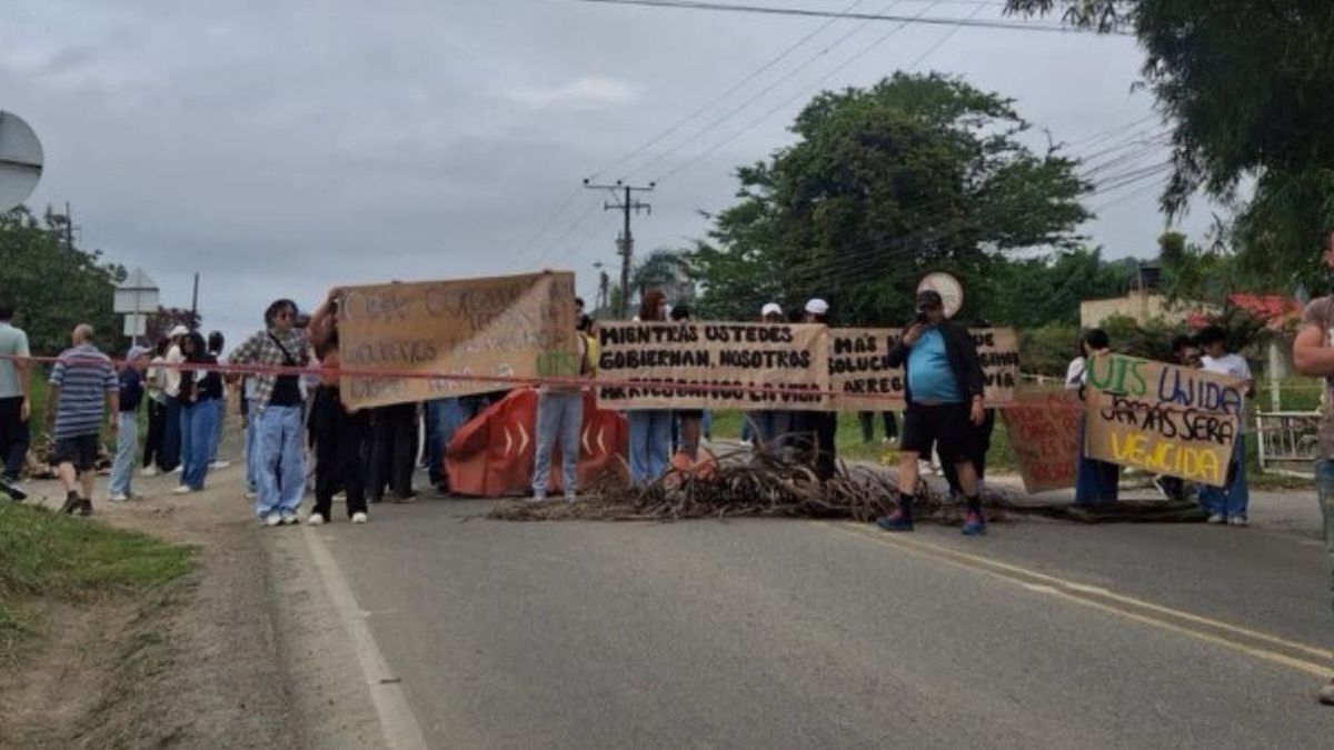 Protesta de estudiantes de la UIS en Barbosa bloquea vía a Puente Nacional con paso intermitente.