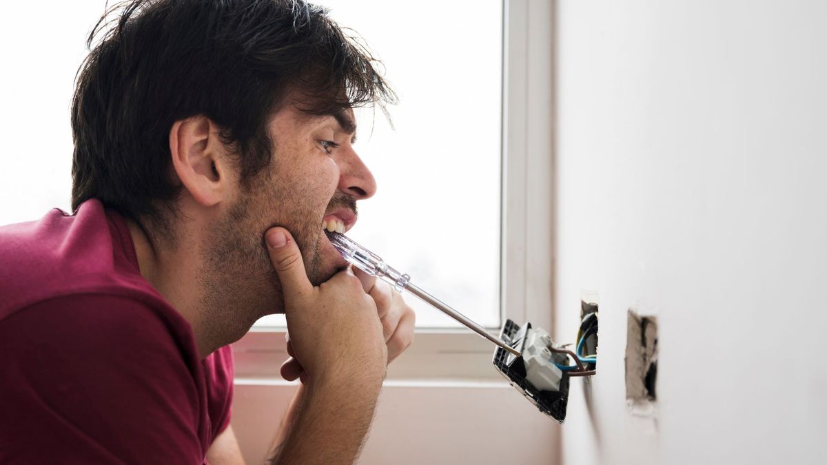 Hombre revisando el cableado eléctrico de su casa