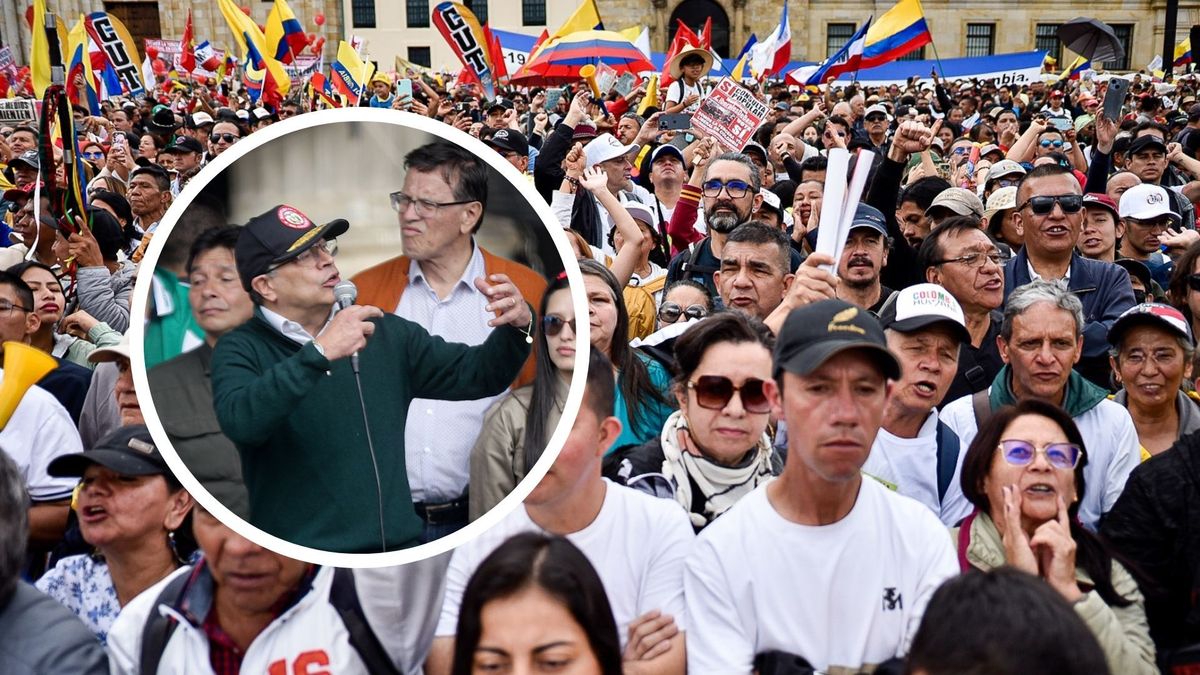 Gustavo Petro hablándole a personas que participan de movilización