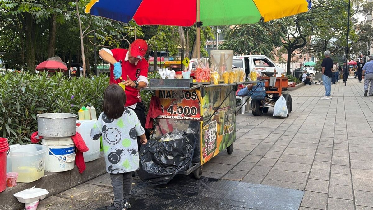 El 30% de los vendedores informales de Medellín son adultos mayores: Alcaldía lanzó una ruta de atención