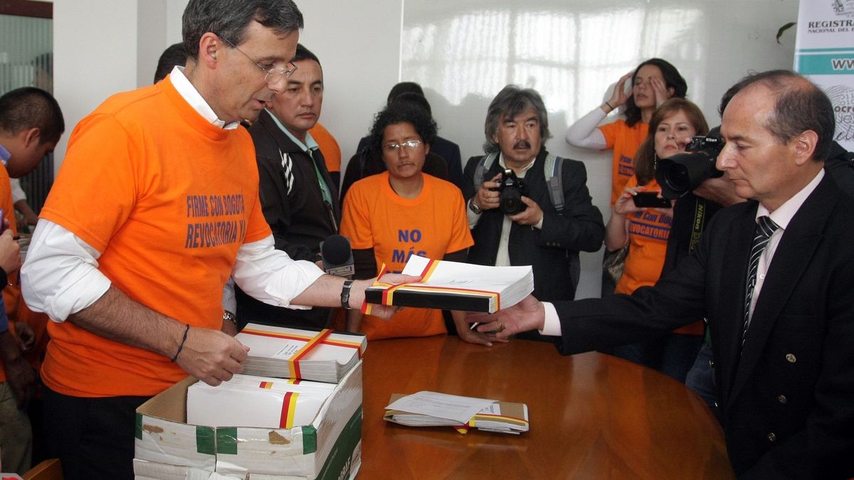 Entrega firmas revocatoria