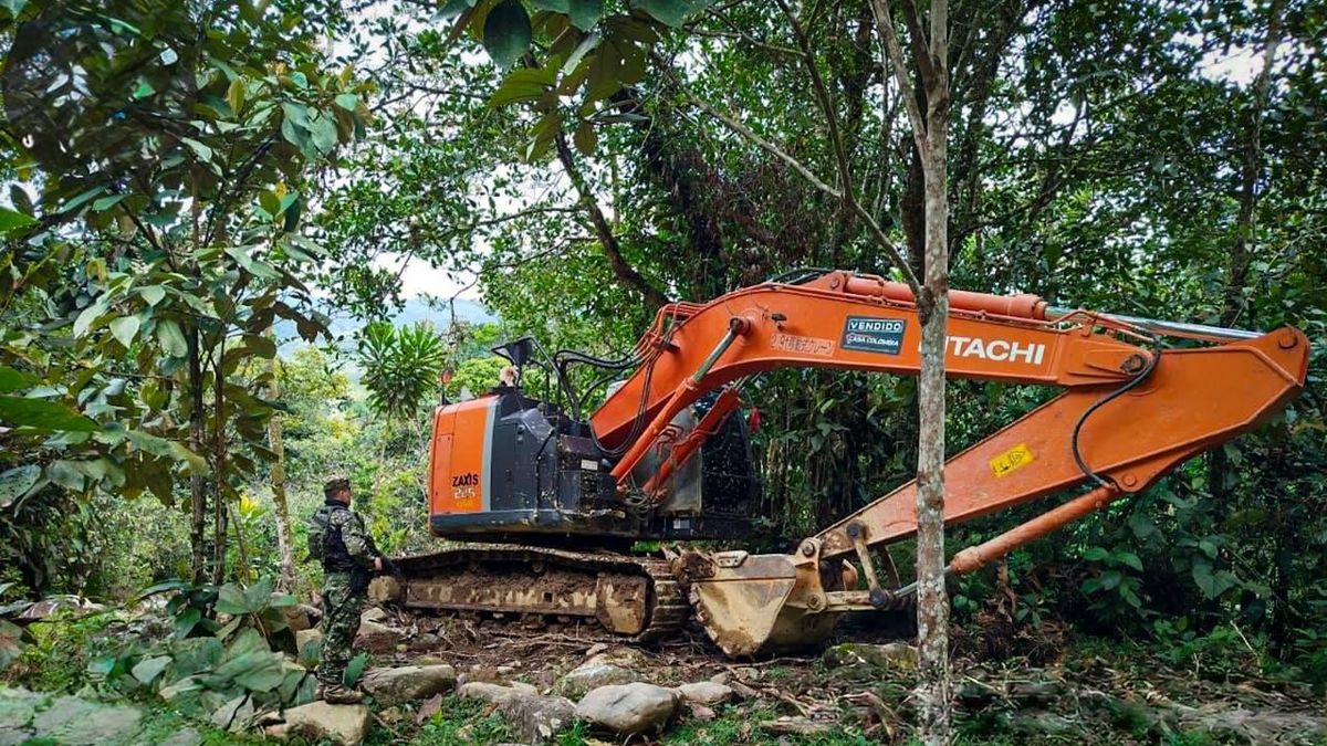 Máquina retroexcavadora, Operativo de Minería Ilegal en San Luis Antioquia, Oriente de Antioquia