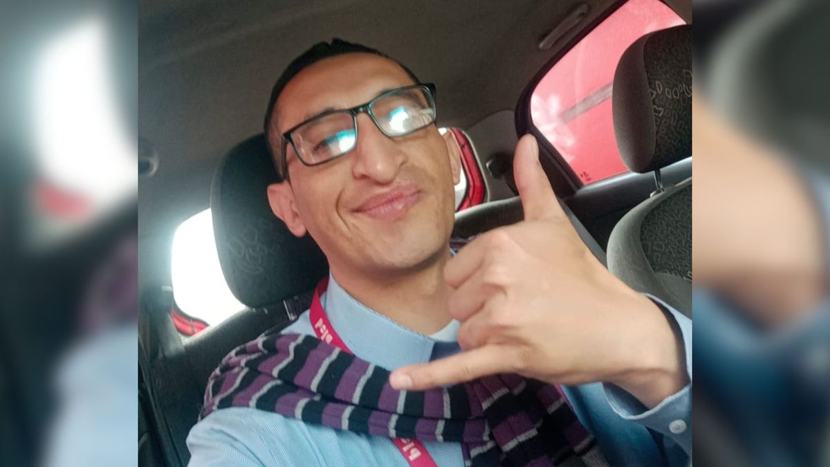 Juan Manuel Torres en un carro