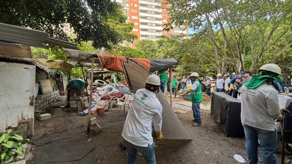 Desmontaron 10 construcciones ilegales en zona de alto riesgo del barrio La iguaná de Medellín
