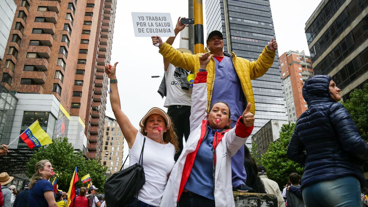Personas participando de una movilización en Bogotá