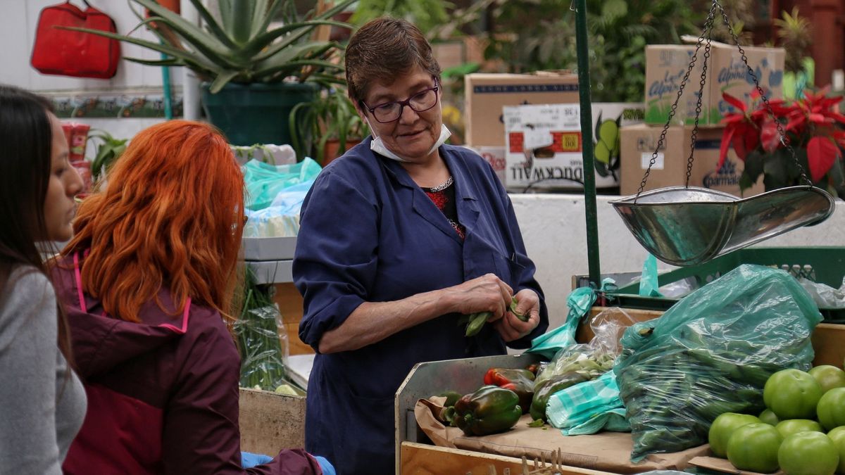 Comerciante vendiendo sus productos en Corabastos