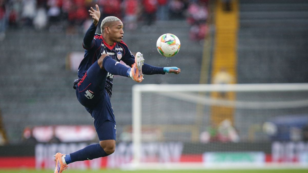 Jermein Peña intentando controlar un balón aéreo