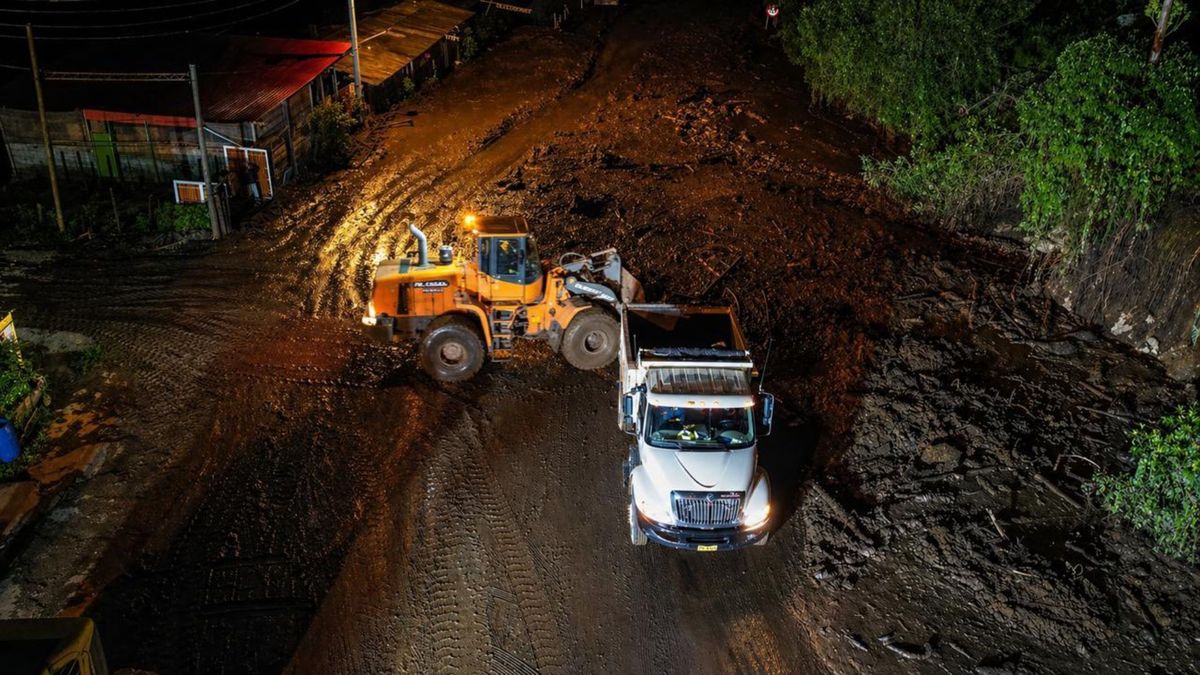 Vía Bogotá-La Mesa cubierta en lodo por deslizamiento