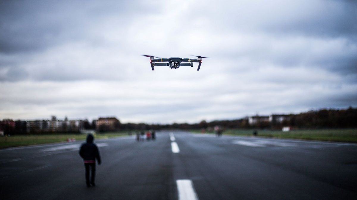 Dron en aeropuerto El Dorado