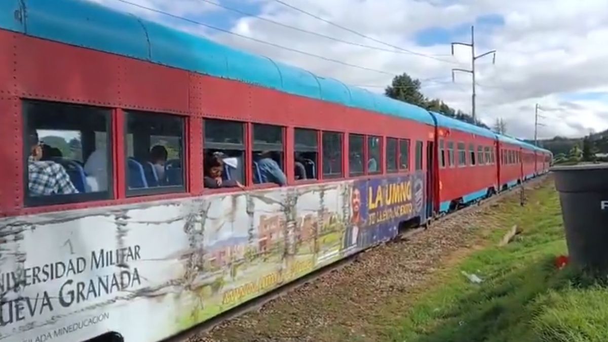 Tren de la Sabana en accidente contra carro