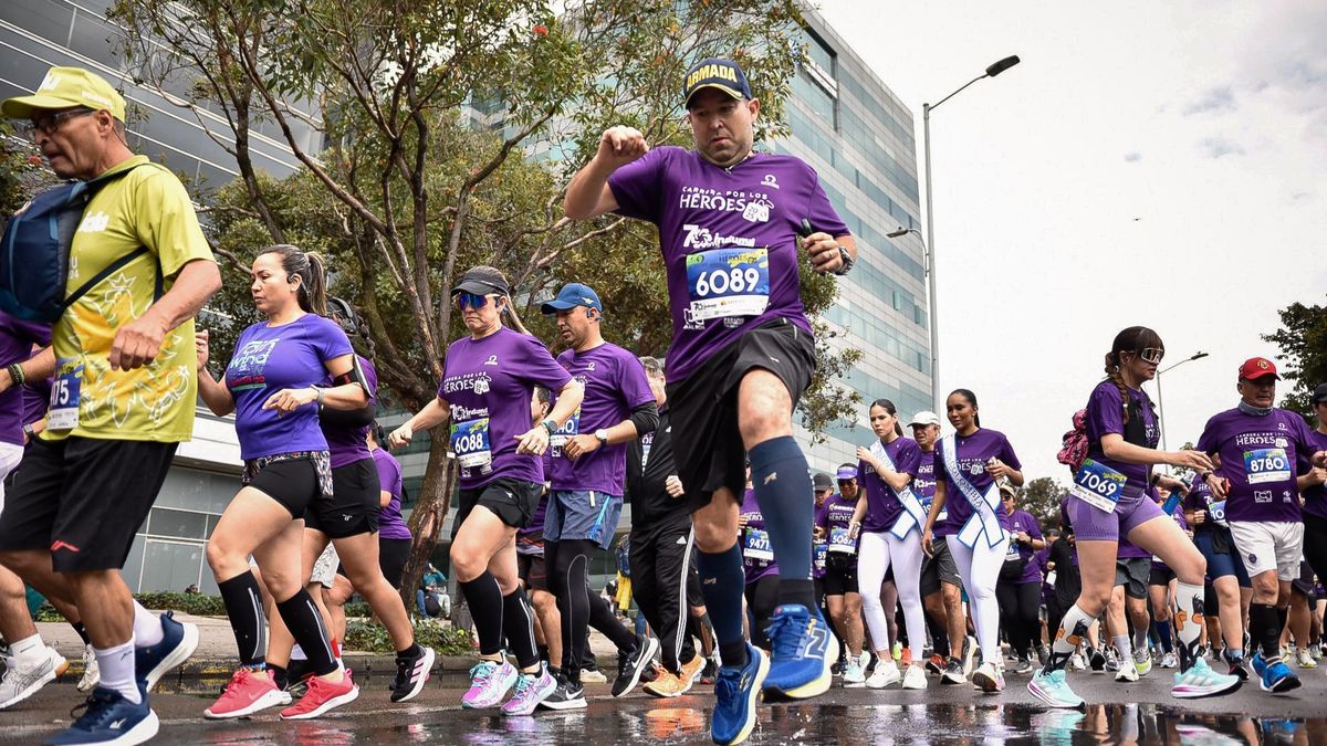 Personas corriendo la carrera por los héroes.