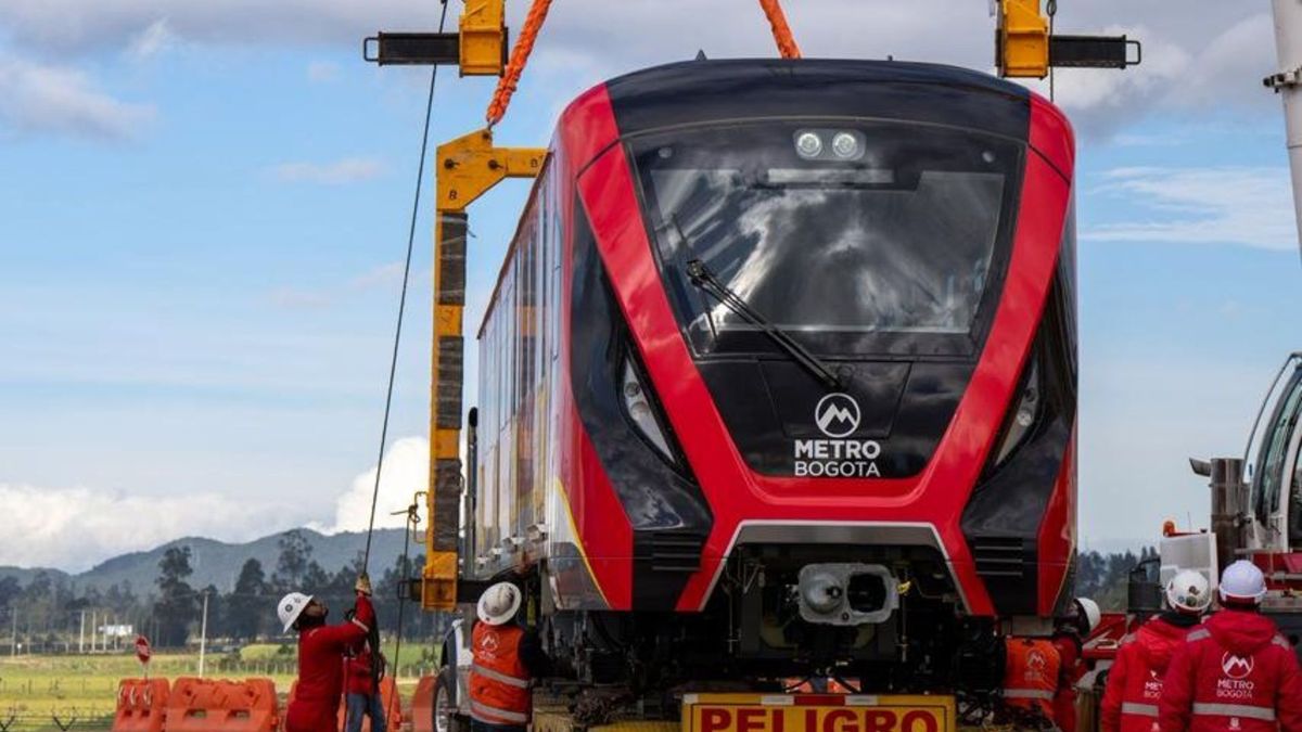 Tren del Metro de Bogotá llegando a la ciudad