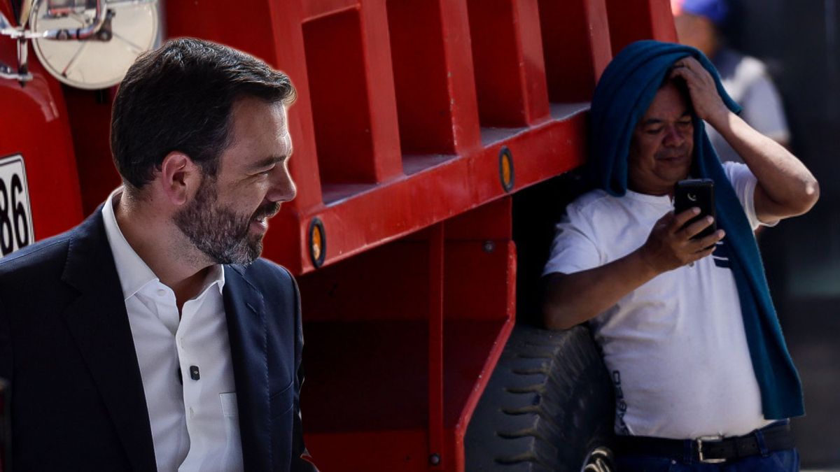 Alcalde Carlos Fernando Galán mirando a un camionero recostado en su vehículo