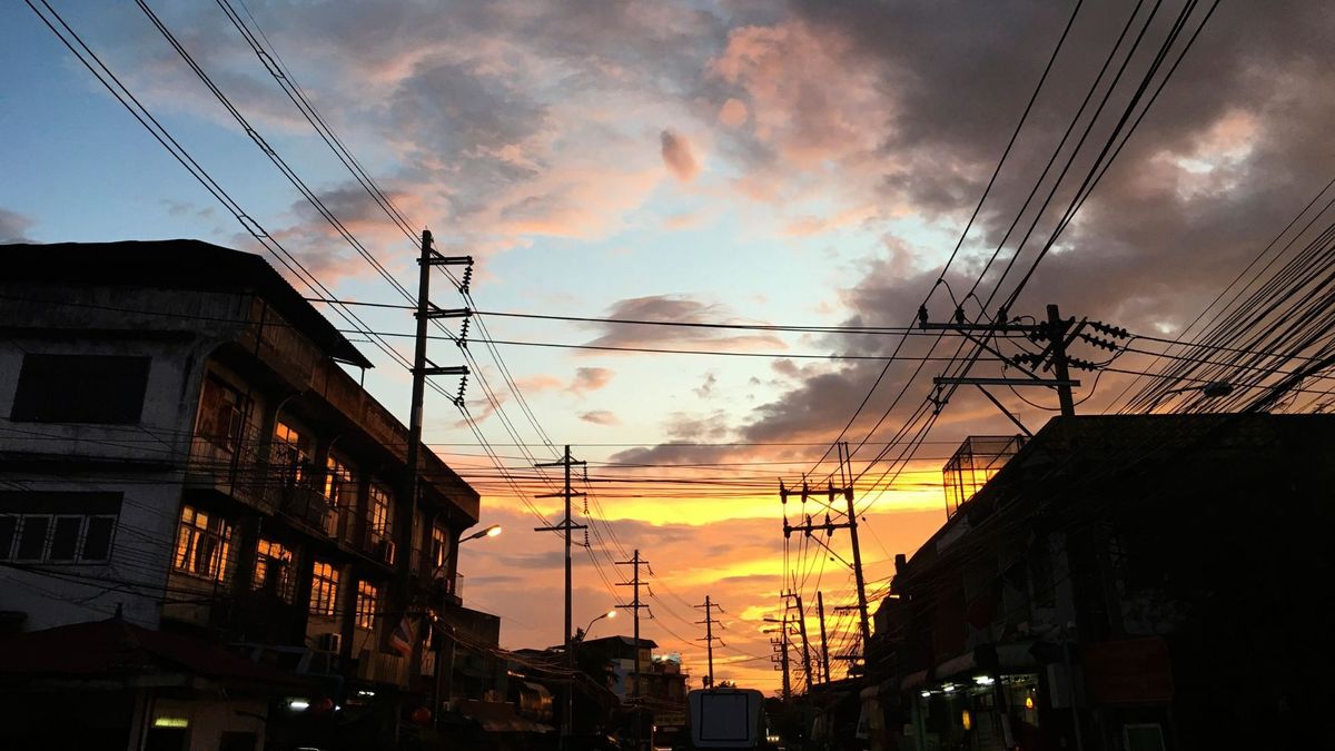Cableado eléctrico en una calle pública