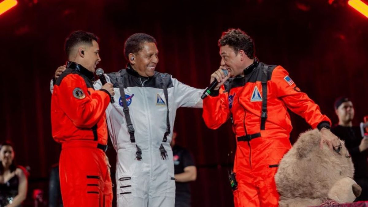 Jorge Celedón, Israel Romero y Jean Carlos Centeno, vestidos de astronautas