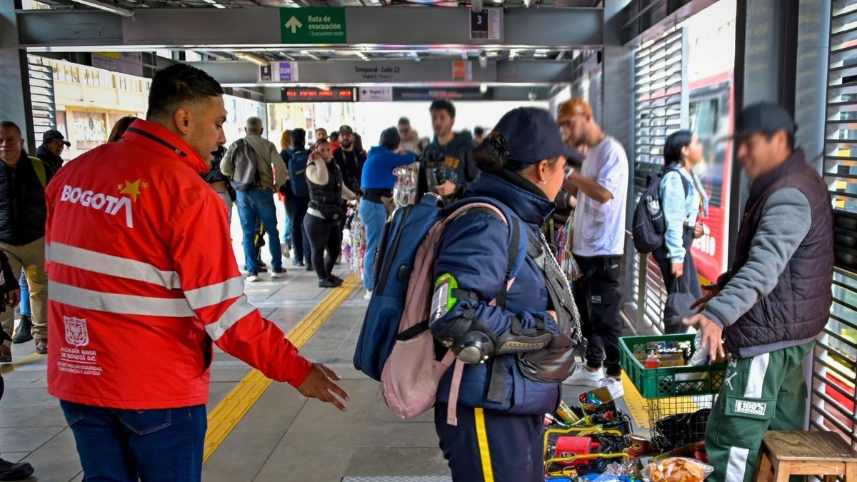 Vendedores salen de TransMilenio en la Caracas usuarios ganan espacio
