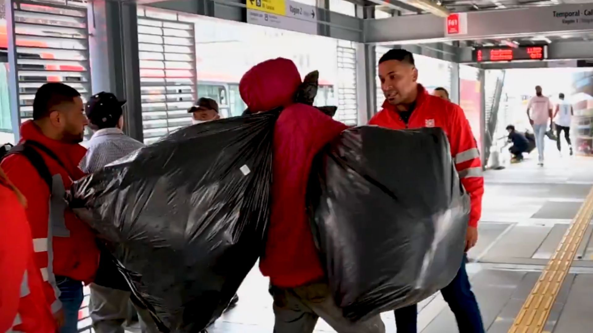 TransMilenio saca vendedores en Caracas y mejora movilidad