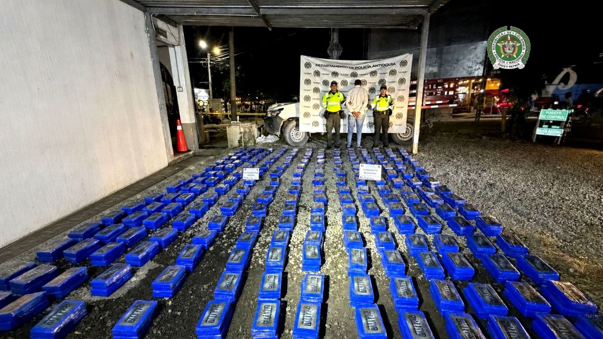 Un furgón llevaba 450 panelas de cocaína en Fredonia, Antioquia: La policía capturó al conductor