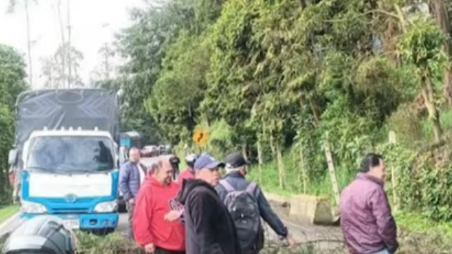 Cierre total vía a Mesitas por reclamos por malla vial