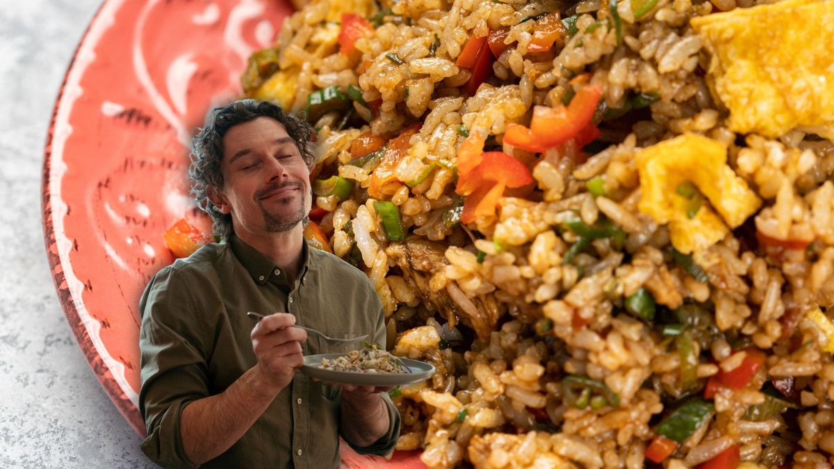 Hombre disfrutando mientras come un plato de arroz