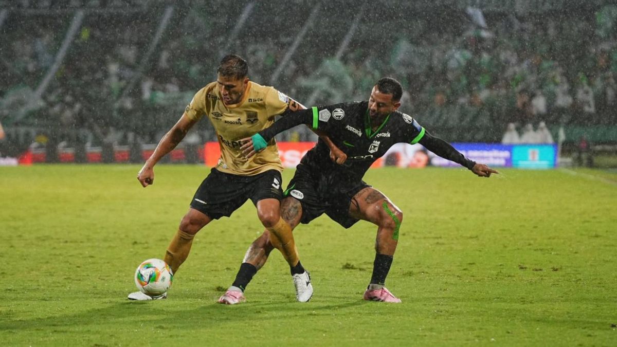 Dos jugadores de Inter de Bogotá y Nacional disputando un balón