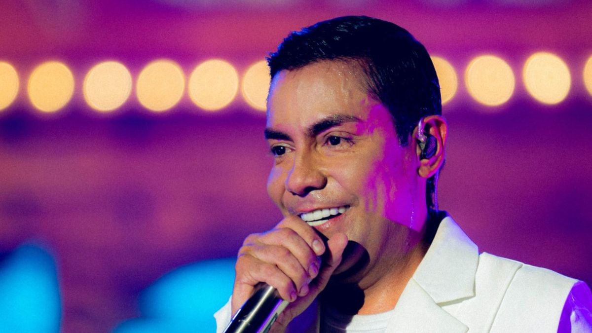 Churo Díaz cantando con un micrófono