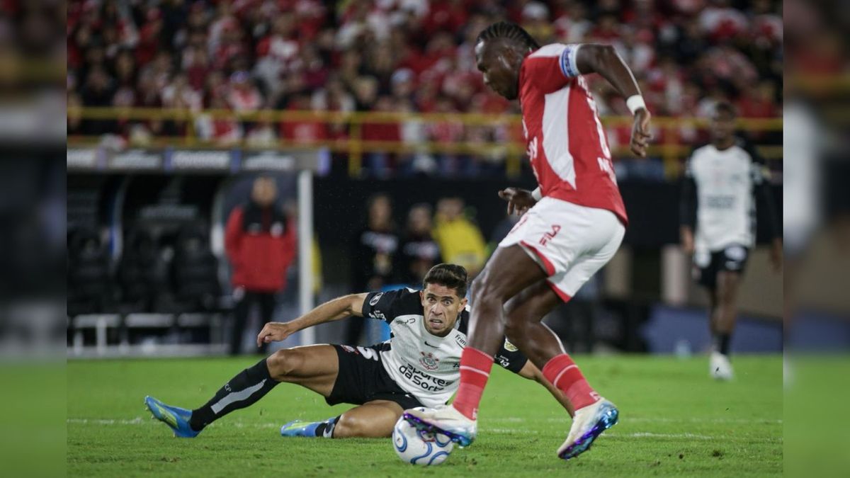 Hugo Rodallega y un jugador de Corinthians disputando la pelota