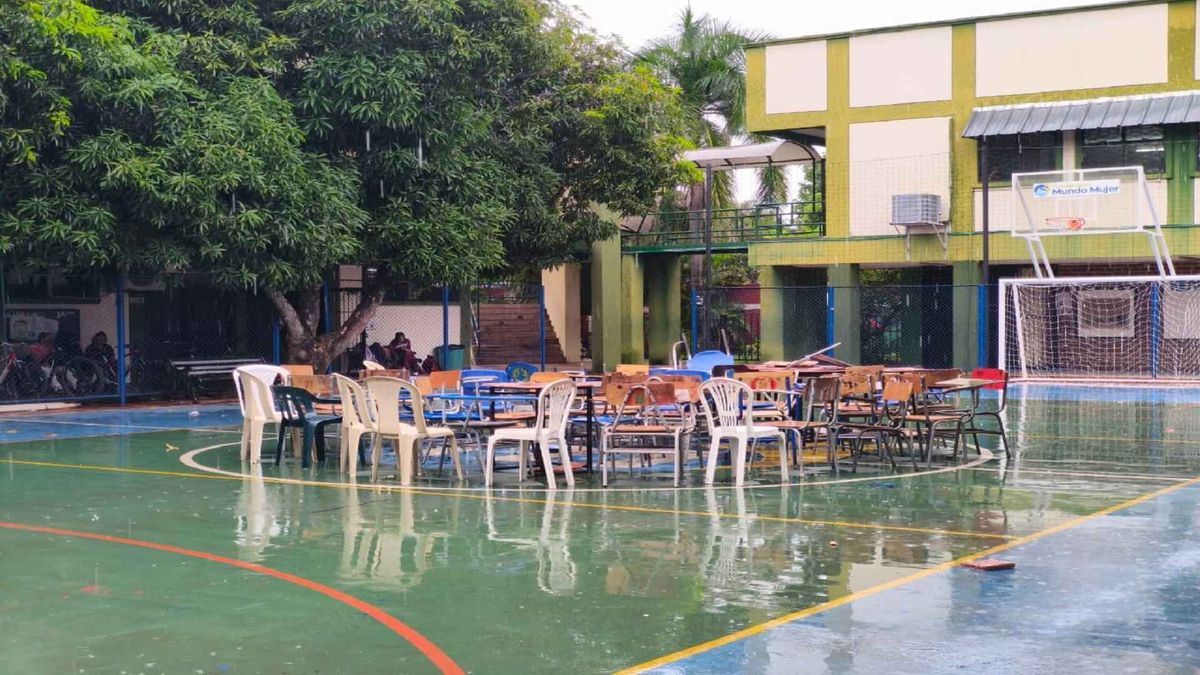 Pupitres del colegio de Neiva