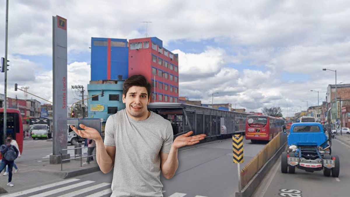 Hombre confundido y de fondo la estación de TransMilenio.