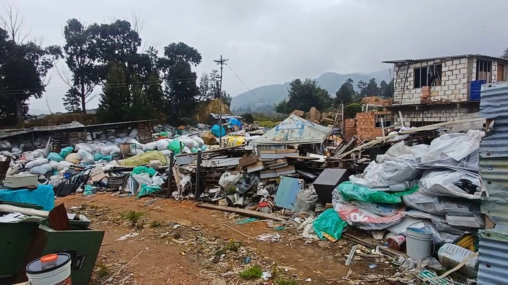 ¿Qué dice la norma sobre residuos de construcción y electrónicos?