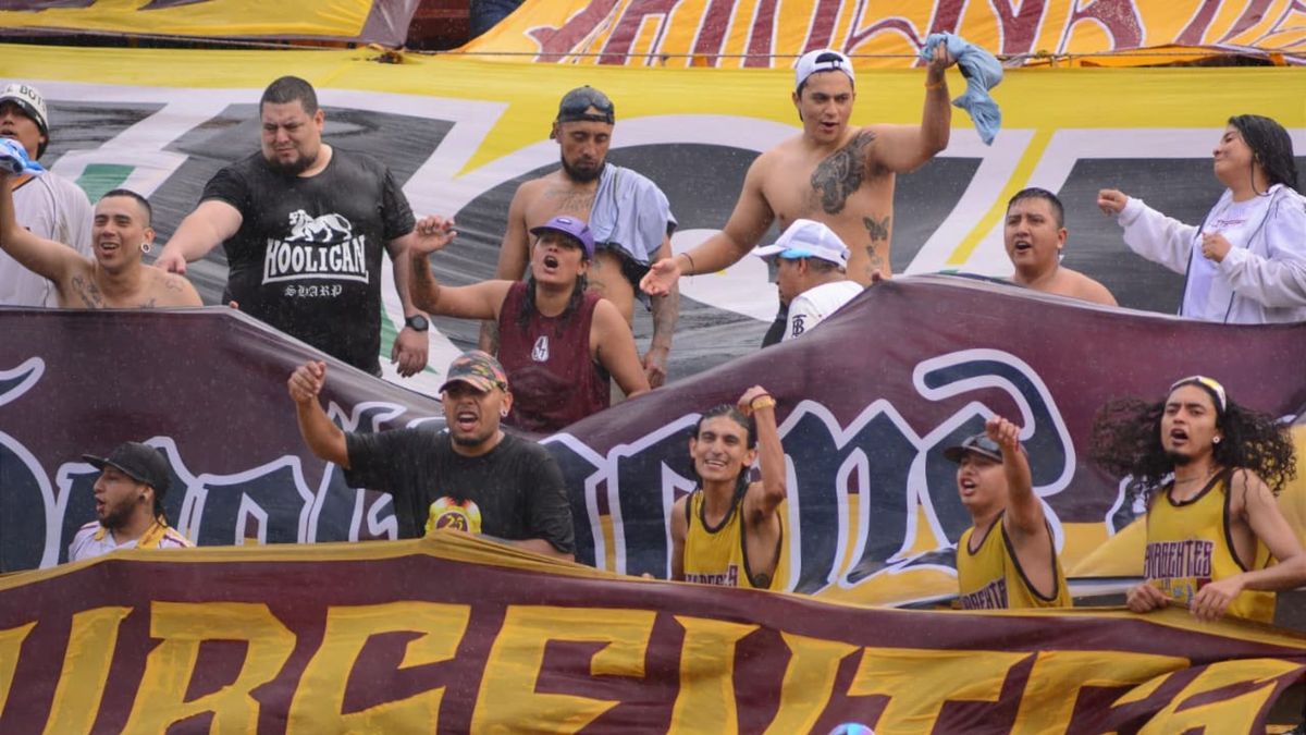 Barristas del Deportes Tolima en el estadio