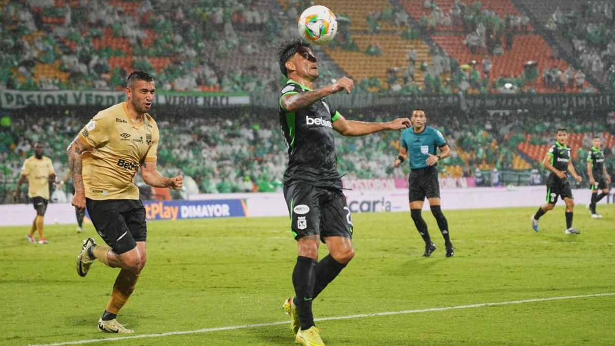 Jugadores de Inter de Bogotá y Nacional disputando el balón