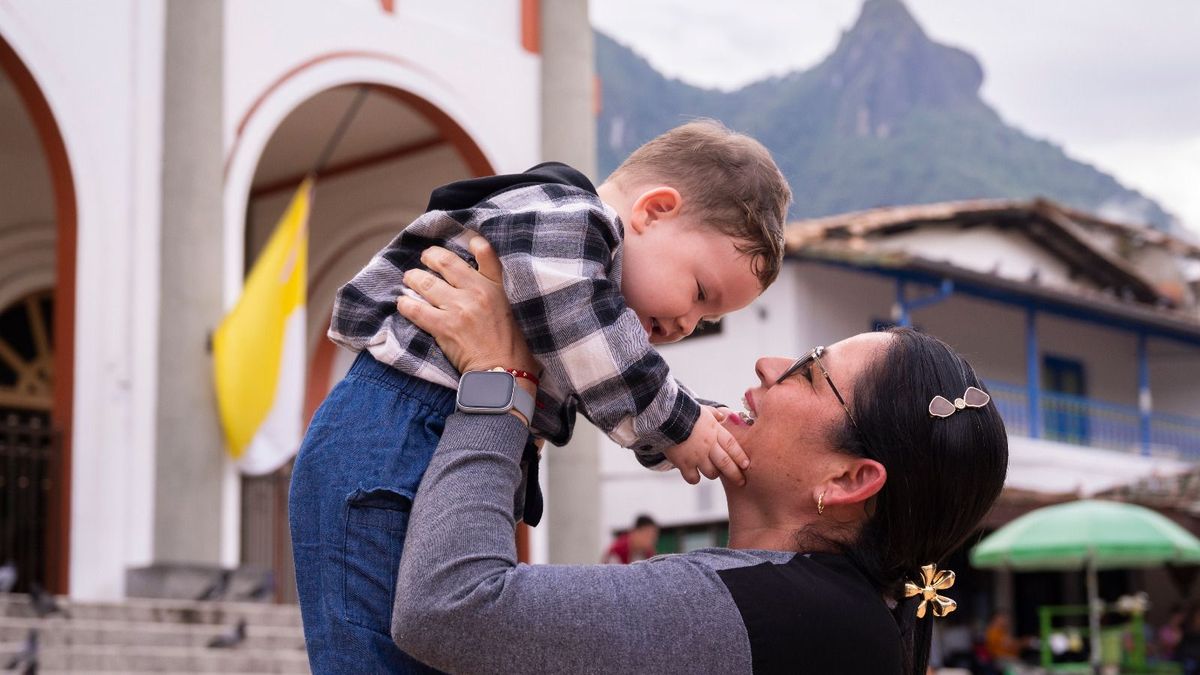 “No es normal”: Antioquia lanza campaña para visibilizar la sobrecarga que enfrentan las madres