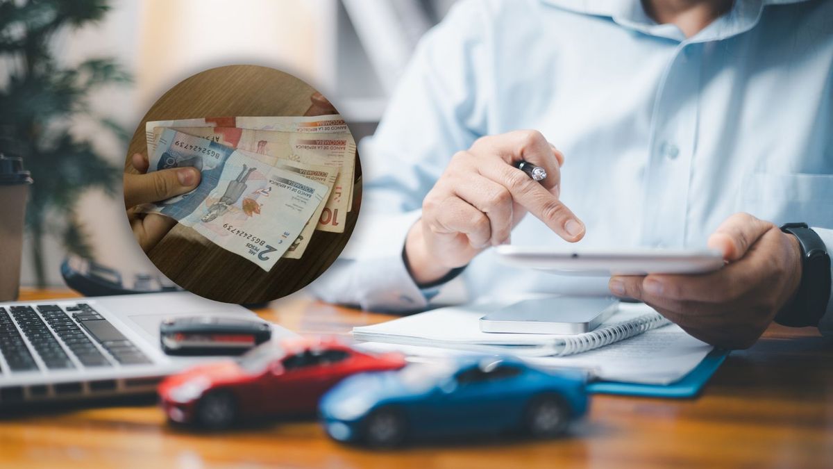 Hombre sacando cuentas para pagar el impuesto vehicular