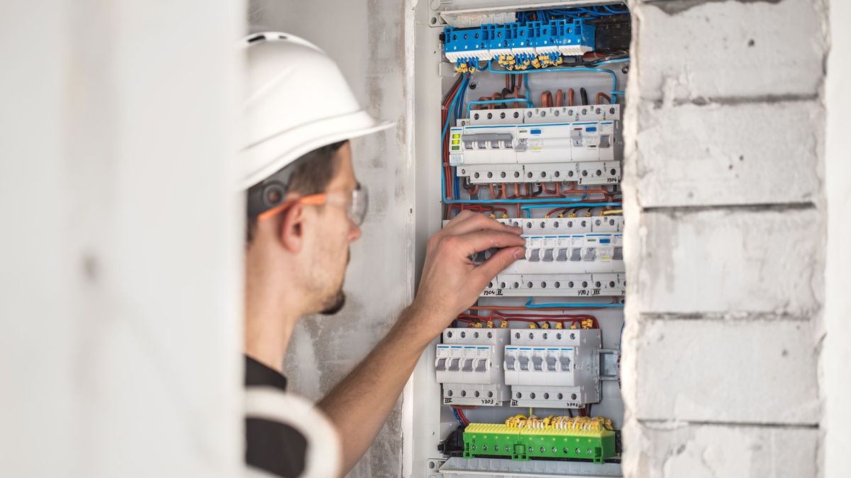 Técnico revisando un tablero de electricidad