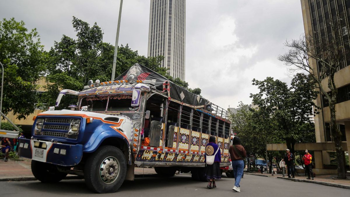 Bus escalera en el que se movilizan los indígenas