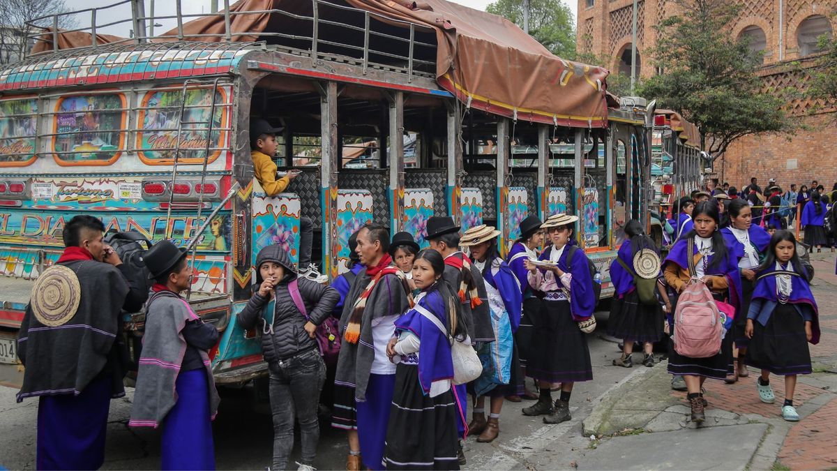 Chiva de indígenas en Bogotá