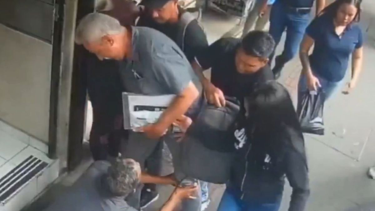Nueva modalidad de cosquilleo sujetando la pierna genera alerta