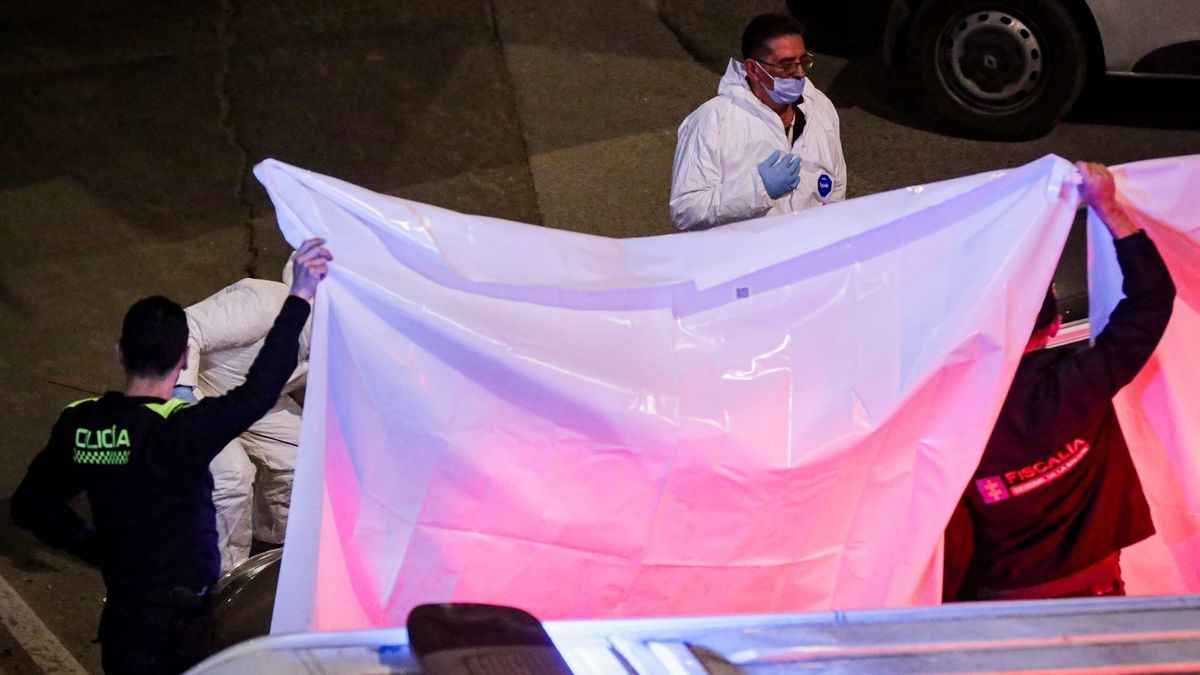 Autoridades haciendo el levantamiento de un cuerpo