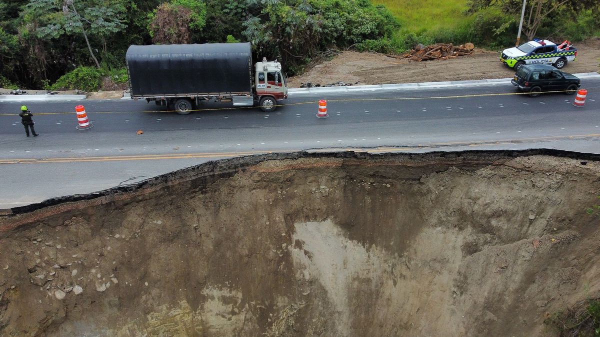 Paso a un solo carril en la vía Neiva, Garzón, sector Los Altares, por pérdida de la banca