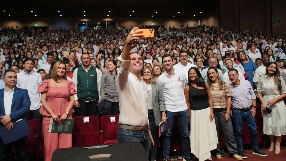 Medellín posesionó mil 300 líderes estudiantiles como motores de cambio social