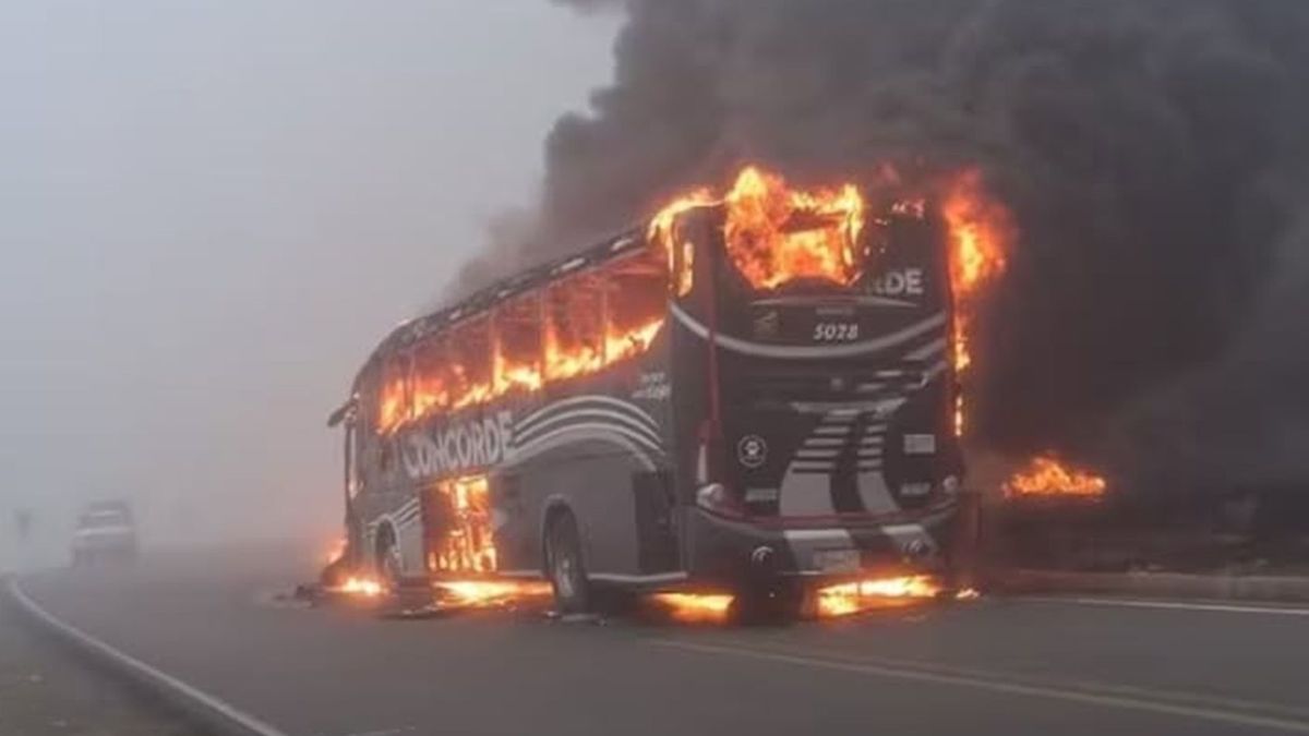 Bus que viajaba entre Cúcuta y Bogotá fue incinerado por hombres armados en El Cerrito, Santander