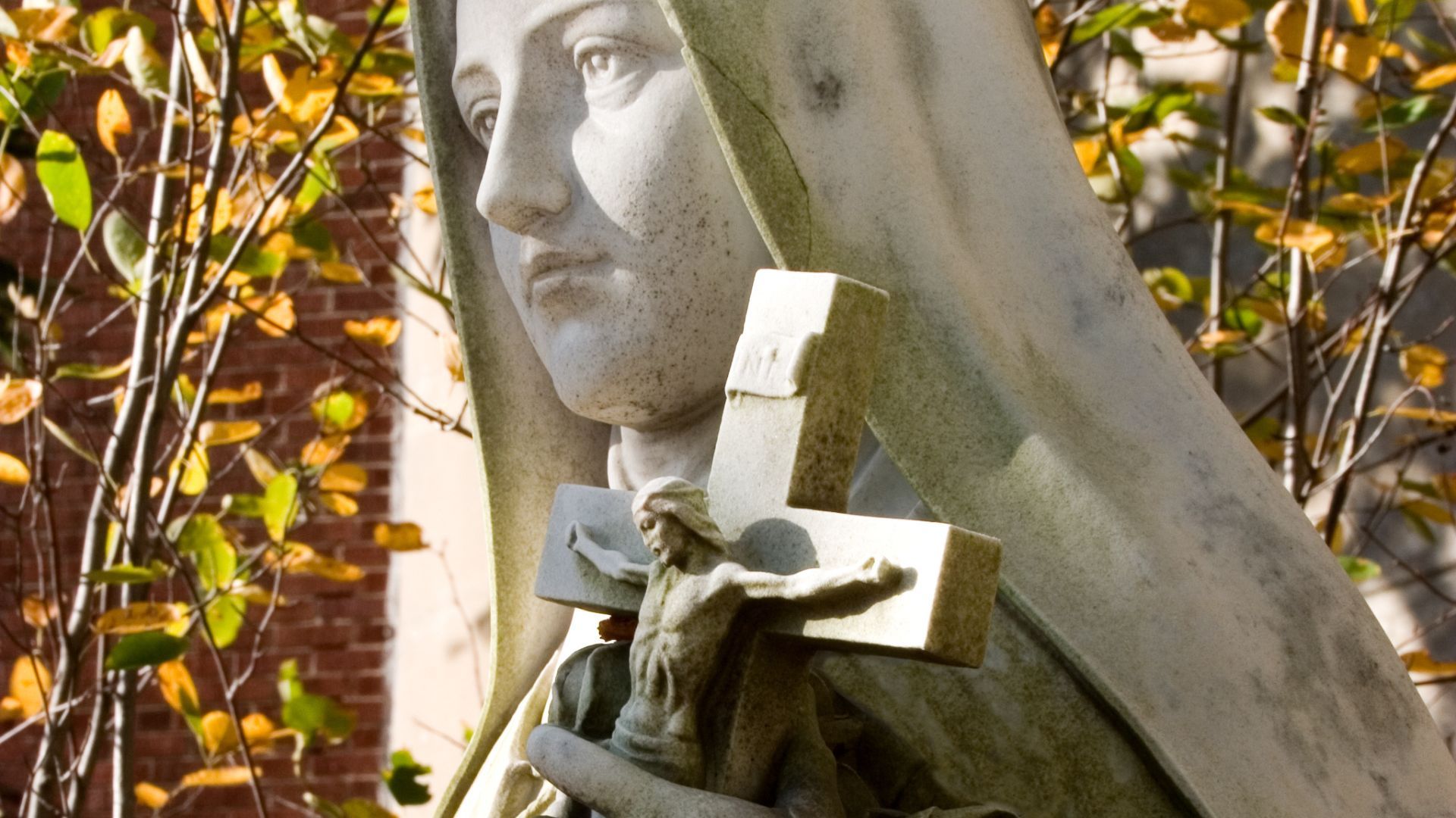 ¿Quién es la Virgen de Fátima y qué milagros le atribuyen?