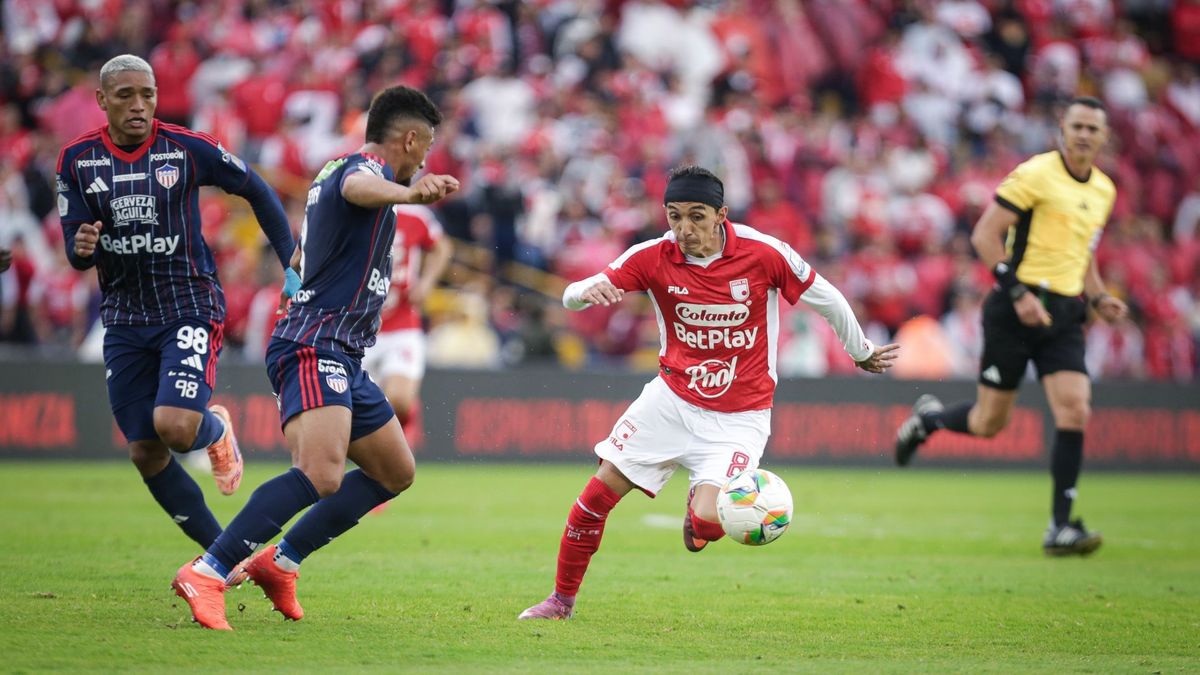 Jugadores de Santa Fe y Junior disputando el balón